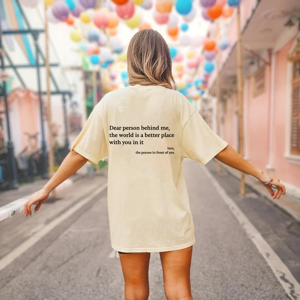 Nieuw T-Shirt Met Slogan: Dear Person Behind me, The World Is A Better Place With You In It