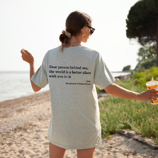 Nieuw T-Shirt Met Slogan: Dear Person Behind me, The World Is A Better Place With You In It