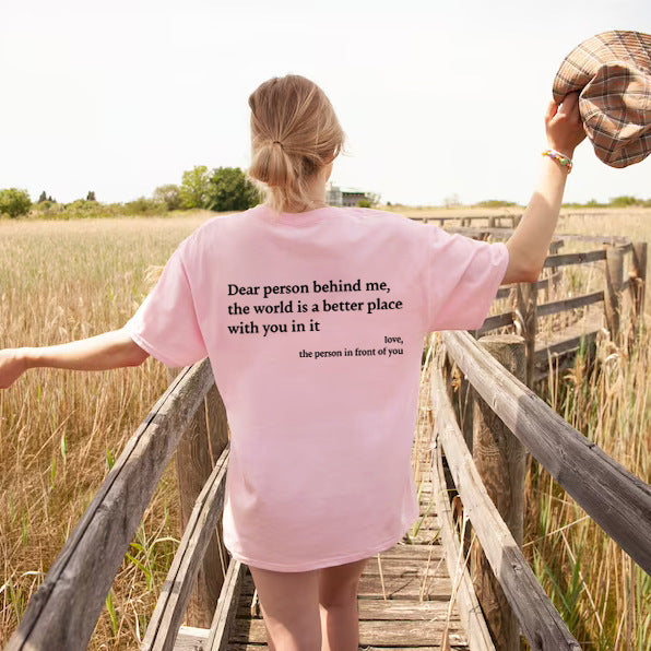 Nieuw T-Shirt Met Slogan: Dear Person Behind me, The World Is A Better Place With You In It